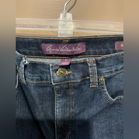 Gloria Vanderbilt Blue jeans. Size 8, straight cut - Picture 2 of 6
